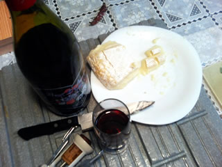 Brie avec vin rouge