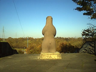 Il y a une statue d'ours dans le belvdre pour le mont Tarumaë