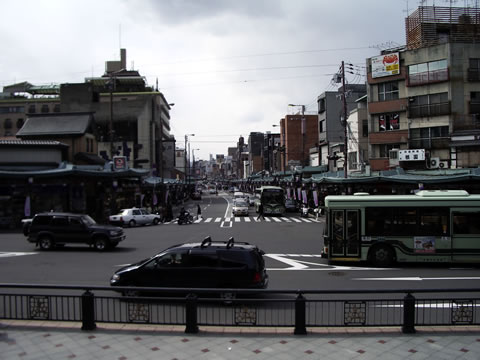 Devant le temple shintô de Yasaka